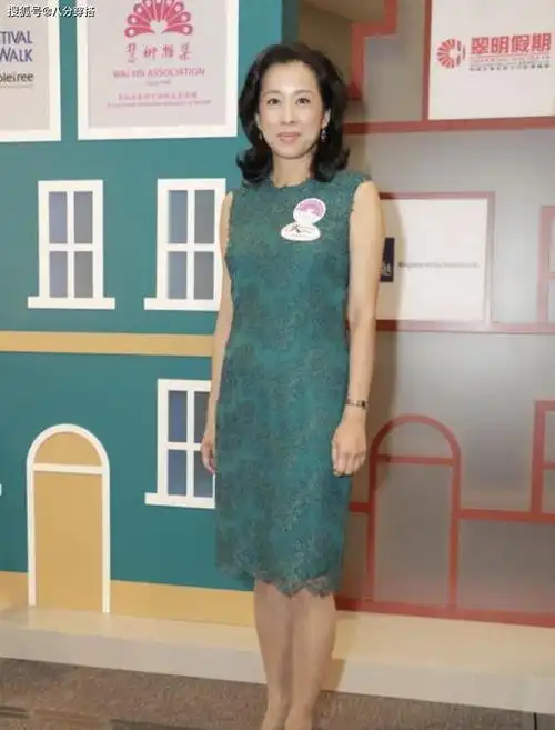 63岁朱玲玲风韵犹存穿一袭裸色连衣裙华丽高级端庄稳重有格调