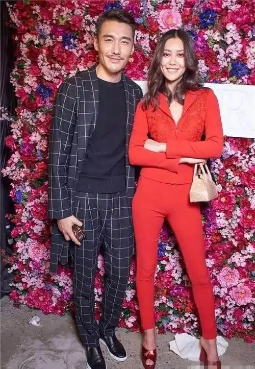 刘雯出席活动同胡兵合影,同时超模的两人这身材简直不要人活了,胡兵的
