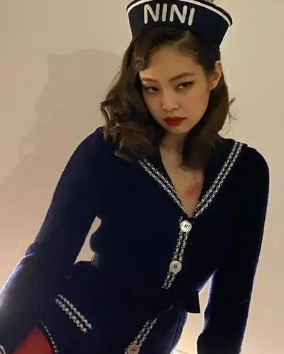 blackpink jennie.水手服 红唇妆彰显超限性感美_偶像