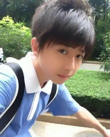 蔡徐坤自打出道以来,学生时代以及出道前的照片一直反复被翻出来,昨天