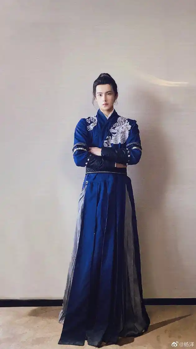 杨洋晒古装造型变翩翩少年郎剑眉星目帅气满分