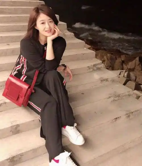 蒋欣真是大骨架穿衣的模板,牛仔外套和短裤,39岁看起来就像29岁_女性