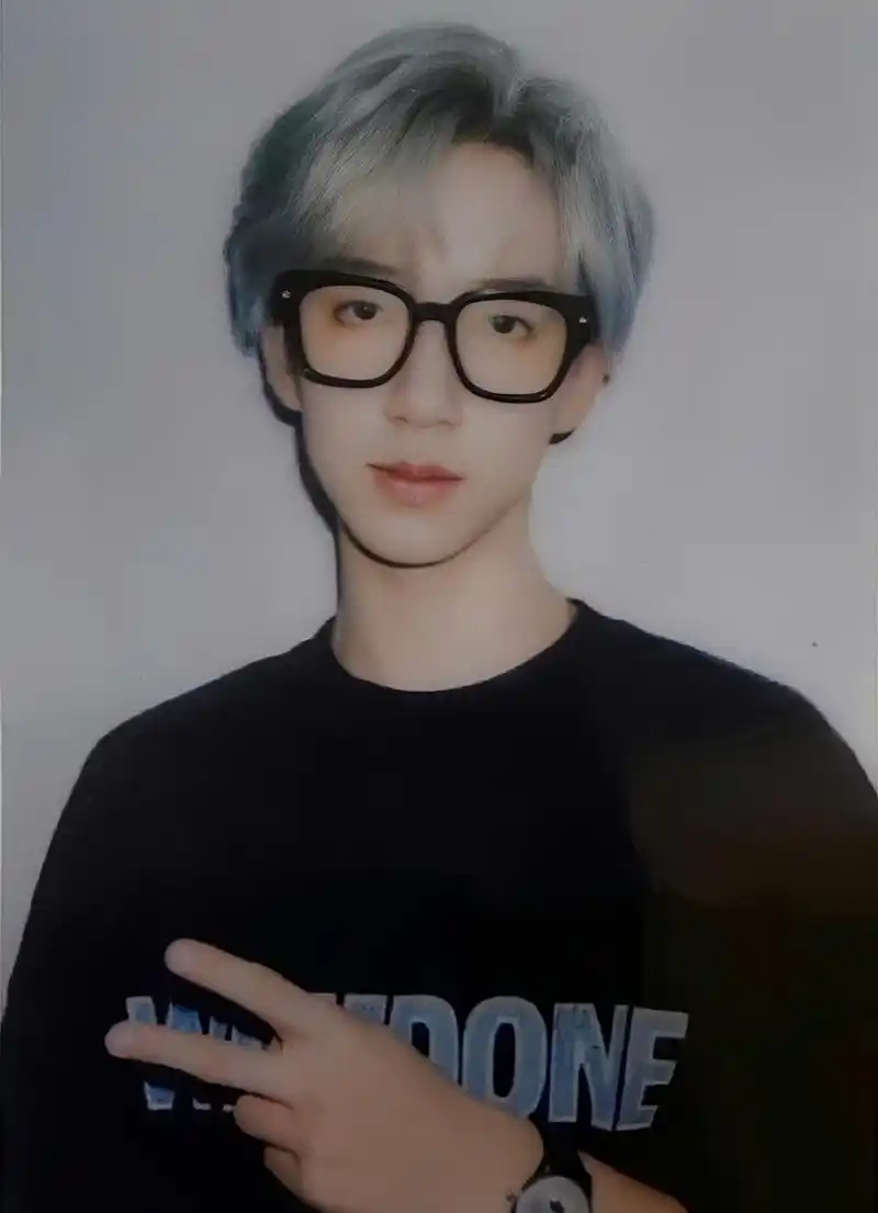 刘耀文,张真源,严浩翔,贺峻霖二专拍立得,贺儿的灰色头发配黑框眼镜绝