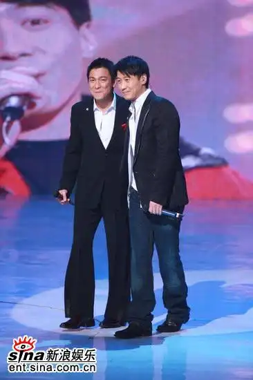 图文:刘德华黎明携手同台--两天王拥抱在一起