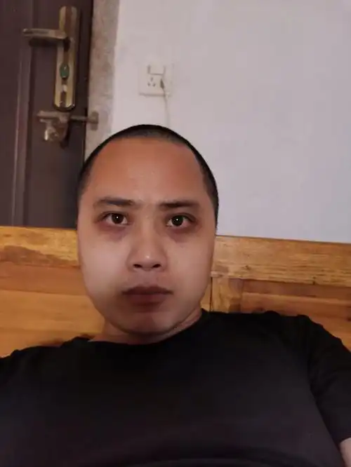 一个一直有黑眼圈的人,还是男的,工作不好找,别人还说我吸毒