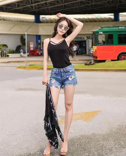 吊带与短裤搭配别说戴上墨镜挺酷