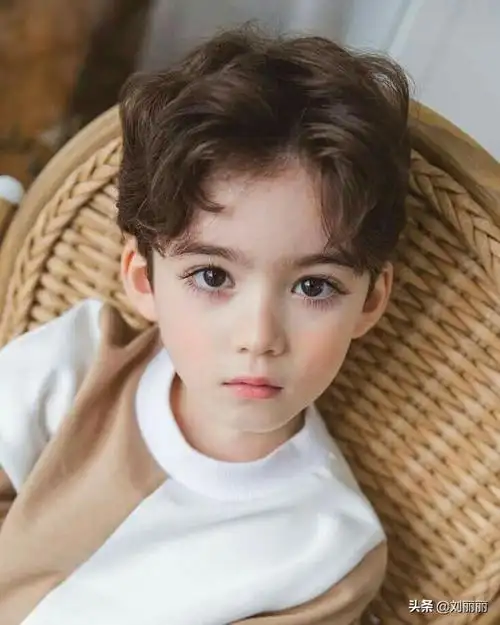 妈妈们对于小男孩发型的需求,喜欢的话记得收藏,想看更多流行时尚发型