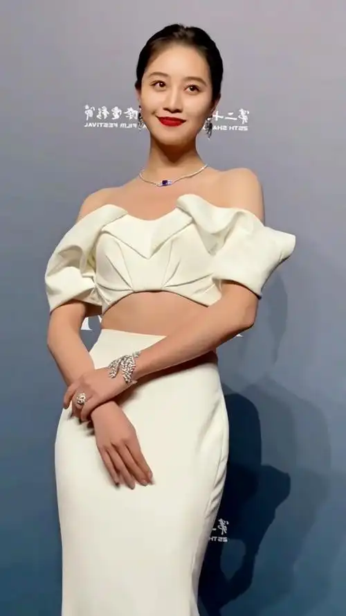 蓝盈莹这身材管理的真好