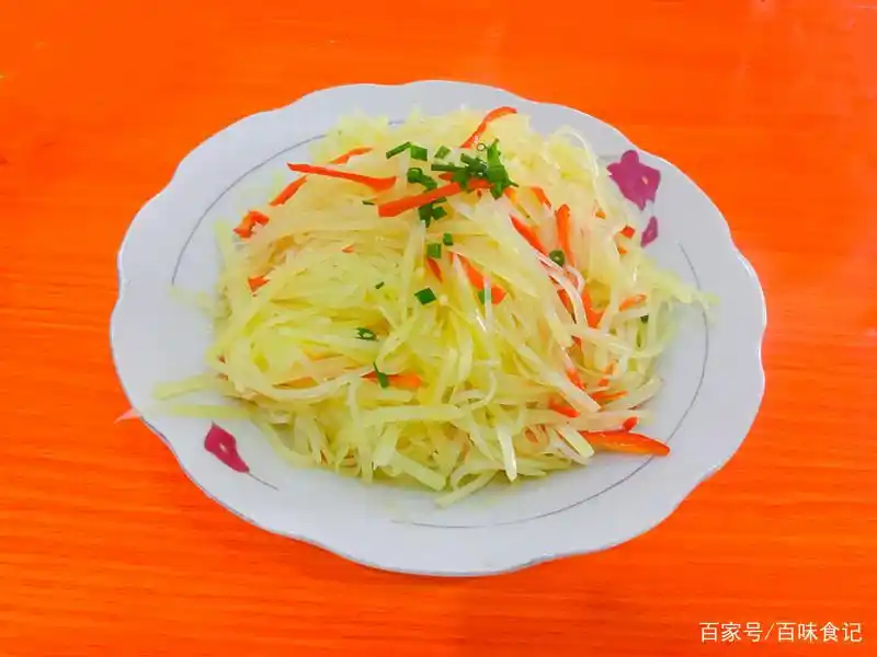 尖椒土豆丝的家常做法,土豆丝根根分明,脆而不生,爽口又下饭