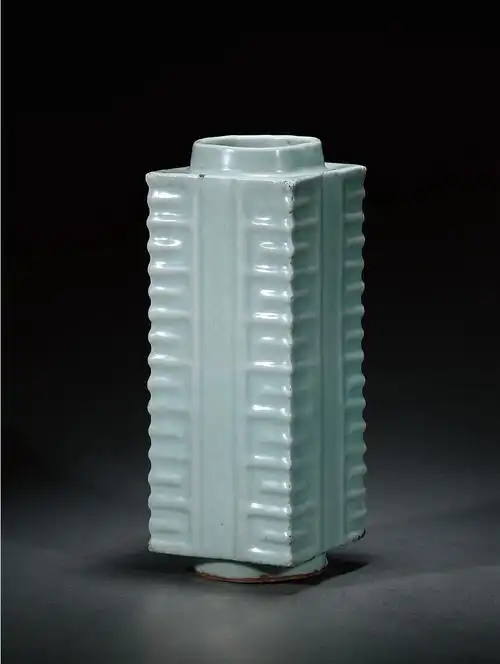 南宋·龙泉窑粉青釉琮式瓶