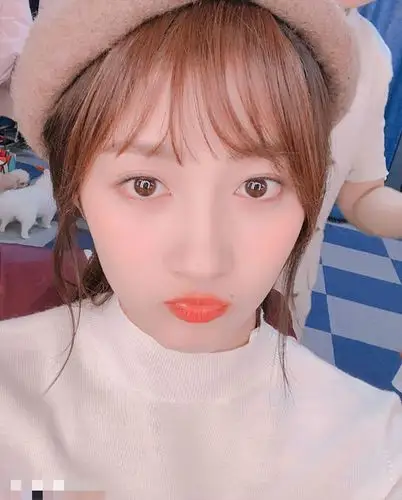 关晓彤晒自拍少女feel满满大眼嘟嘴卖萌无辜可爱