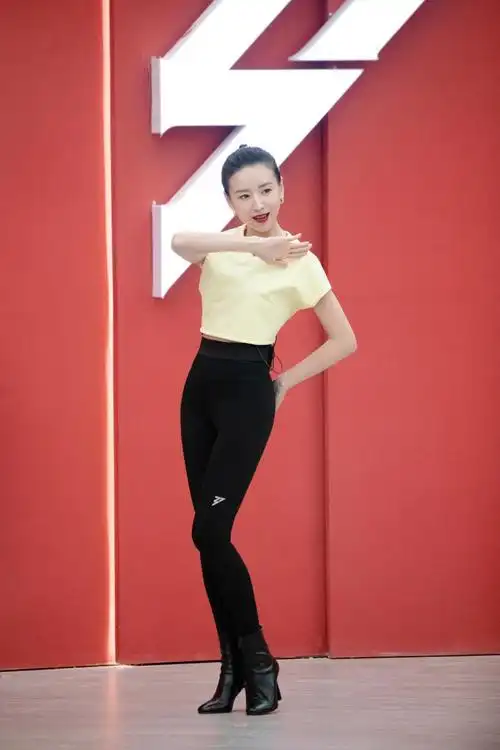 董洁这样的女人真挺独立的,就算已经中年了,但仍然不服老