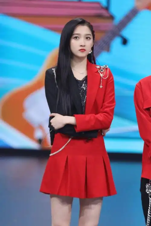 关晓彤白玉兰颁奖礼造型,轻纱红裙高开叉,精修图生图差别太大_红色