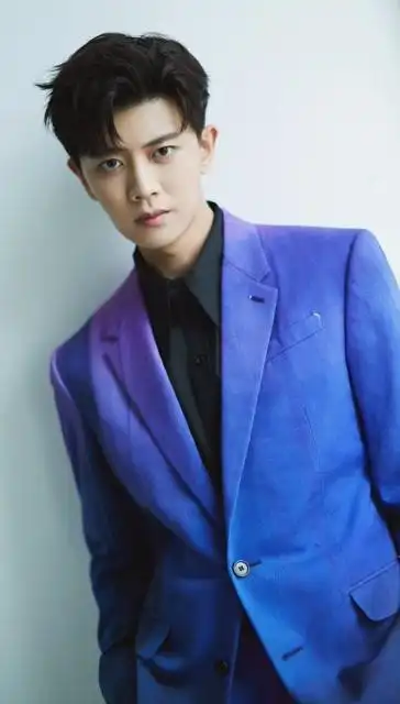 任嘉伦国庆晚会造型:国超的蓝紫色渐变西服套装绝绝子!