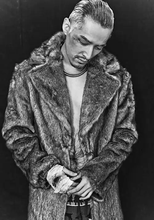 网上曝光一组胡歌的写真,留着胡渣抽着烟,尽显颓废雅痞范儿