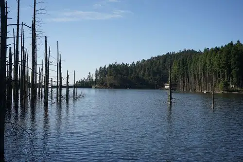 月亮湖(海拔1530米).