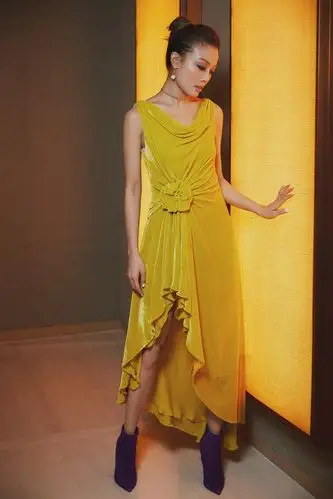 姜黄色的容祖儿反解冬日穿搭 首唱《重生》治愈挑剔耳朵