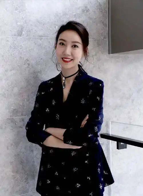 高露印花西装知性霸气,搭配低马尾发型,精致中不失小时尚_造型_气质