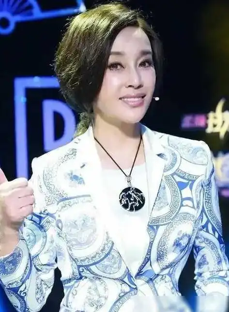 刘晓庆在豪宅里穿红裙和小鲜肉依偎在一起,相差几十岁,如同年人