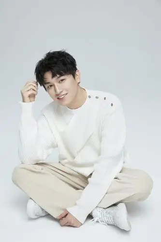 杨旭文新年写真曝光笑容温暖少年感十足