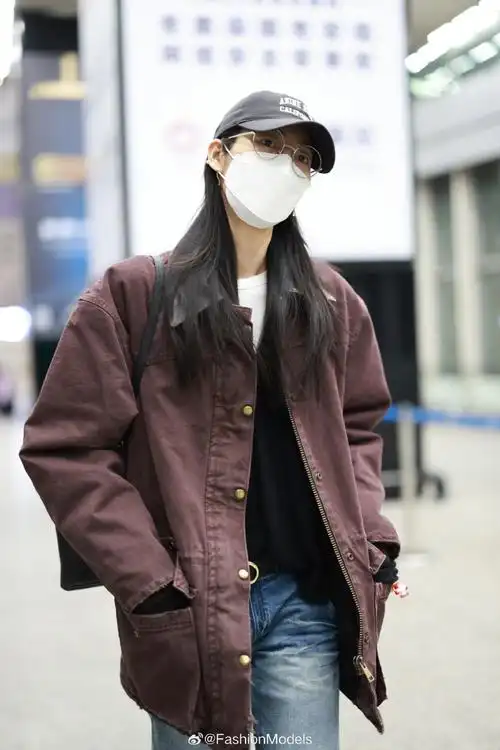 结束休假的表姐#刘雯#深夜现身机场,酒红色工装外套搭配圆框眼镜,硫化