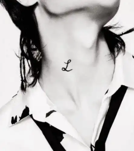 黄明昊晒纹身撩粉看了纹身所处位置粉丝你对自己真狠