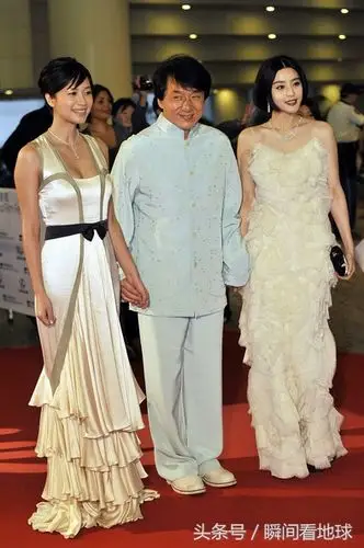 徐静蕾 范冰冰 成龙早年同框出镜,成龙大哥犀利的眼神亮了!