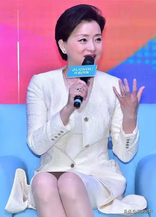 杨澜再次达到新高度,白色连衣裙搭配尖头高跟鞋,优雅迷人_时尚_设计