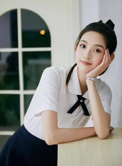 一双大长腿更是吸睛无数,网友直呼:腿长一米八!这样的王玉雯你喜欢吗?