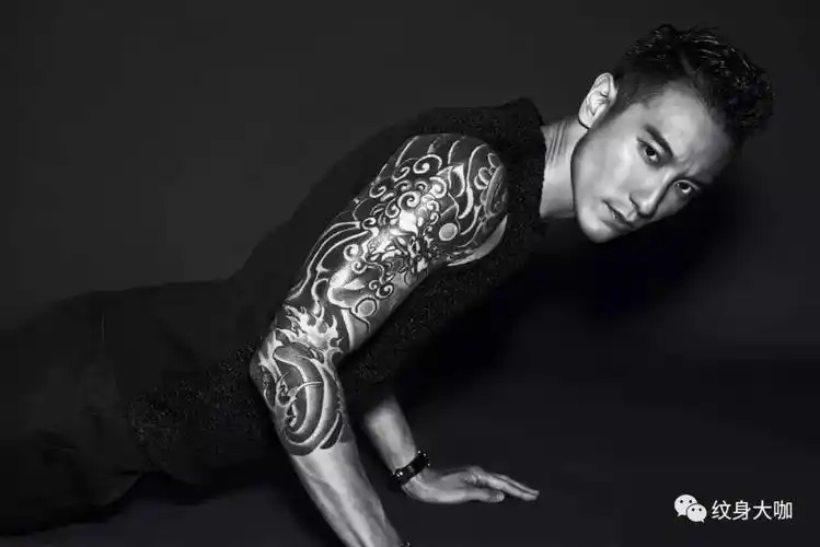 还有胡歌左背部父母肖像的纹身,邓超左臂内侧的「sl」字母纹身,陆毅