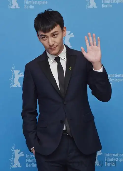 张震换发型很减龄可惜笑太大眼纹尽显瞬间破功