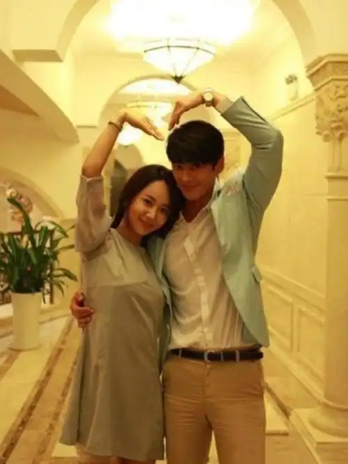 和杨紫合照的男生是谁,两个人贴的那么近啊