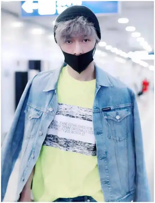 原创张艺兴酷爱荧光绿搭配牛仔外套清新又时髦