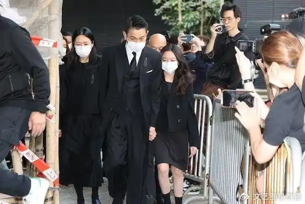 刘德华携妻为父亲设灵哭红眼睛11岁女儿穿西装送别爷爷画面伤感