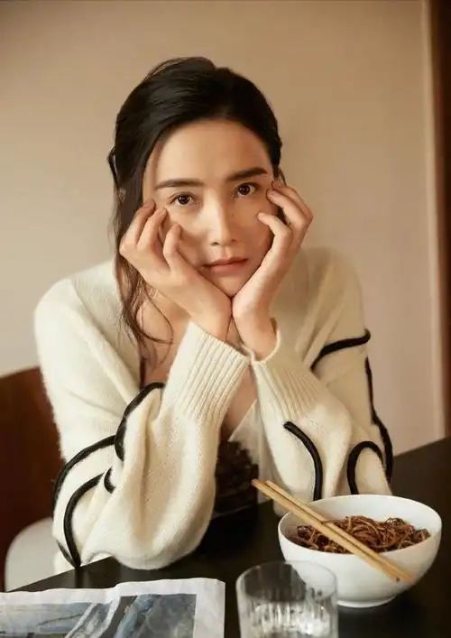 宋佳:靠"吊带"上位,与已婚名导同居,43岁的她活的又酷