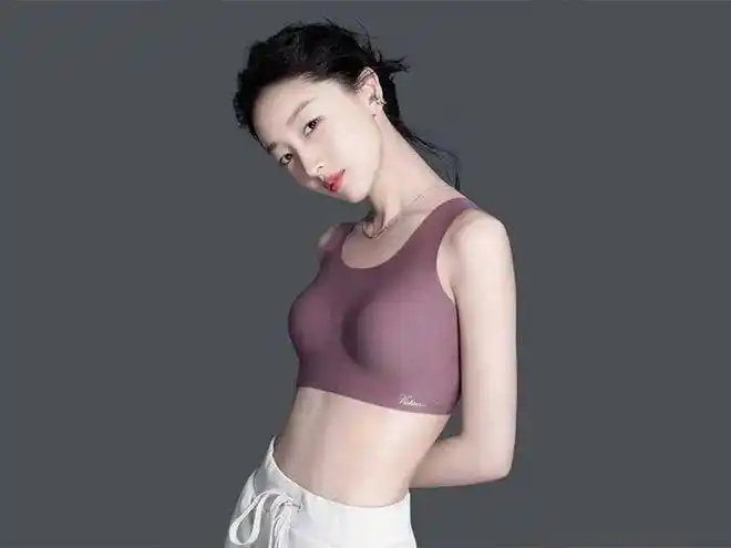 周冬雨穿背心拍写真身形饱满惹争议评论区污言秽语