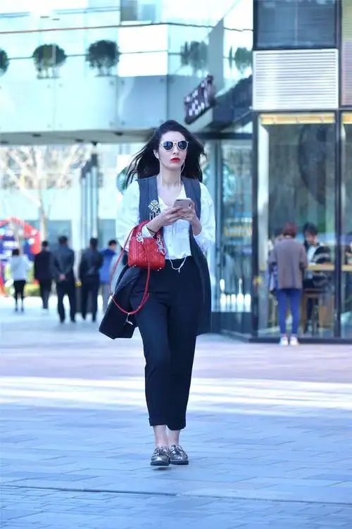 街拍:秋天是最好穿搭的季节,赶快跟着时尚姐姐们学起来吧!