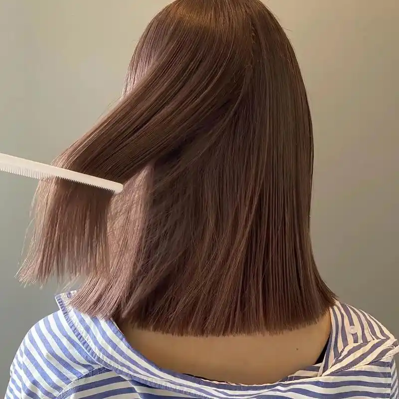 整体颜色是棕调,也是最适合亚洲人的肤色,里面增加了粉调感,让颜色