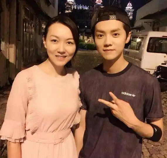 照片中,鹿妈妈显得很是年轻,皮肤也特别好,更是有很多鹿晗的女粉丝