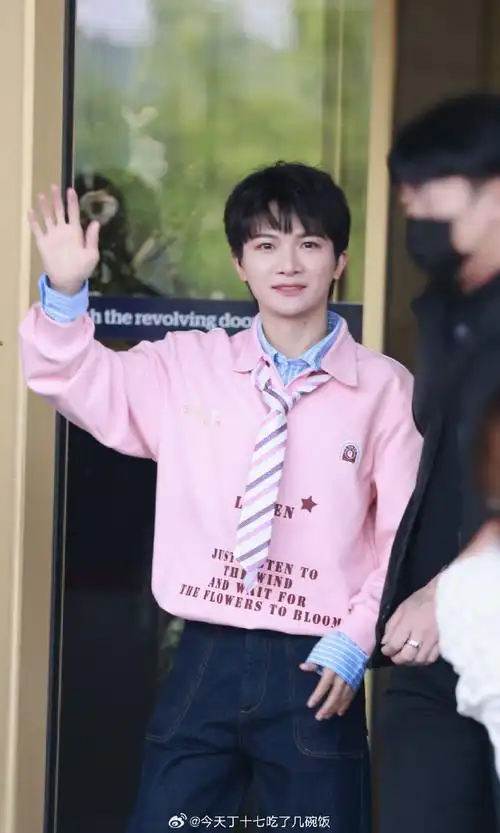 我感觉我都被治愈了太可爱啦一口吃掉@卡布叻_周深