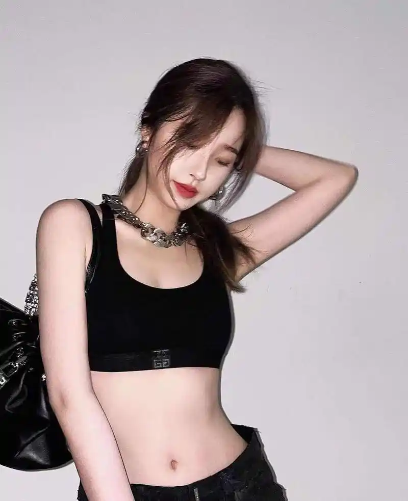 虞书欣晒内衣性感照蛮腰纤细裤头大一圈脖上仅一条链子值万元