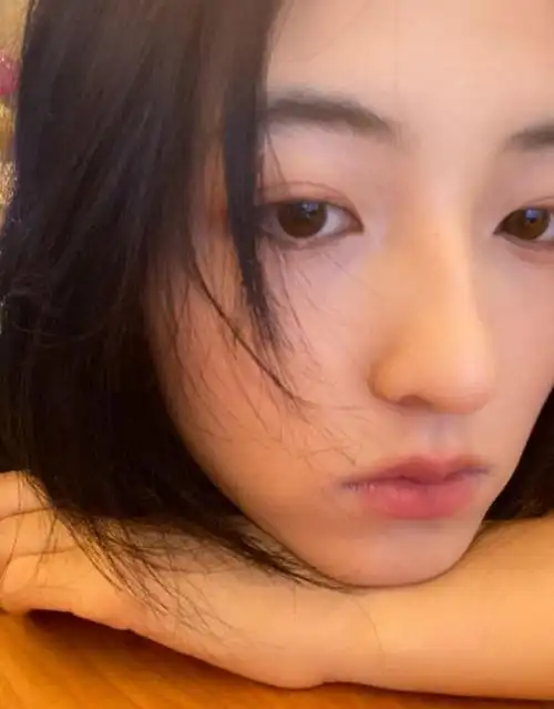 张子枫晒怼脸自拍 表情灵动文艺范十足