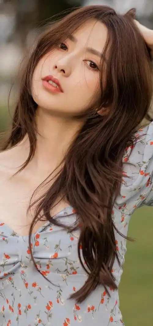 印花裙美女穿搭高清手机壁纸分享