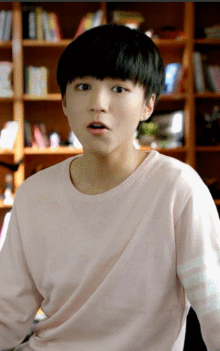 王俊凯gif小鲜肉gif玩手机gif青春活力gif