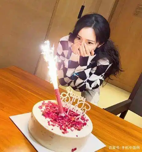 杨幂庆生照曝光,造型超有少女感,颜值在线气质出众_祝福_生日