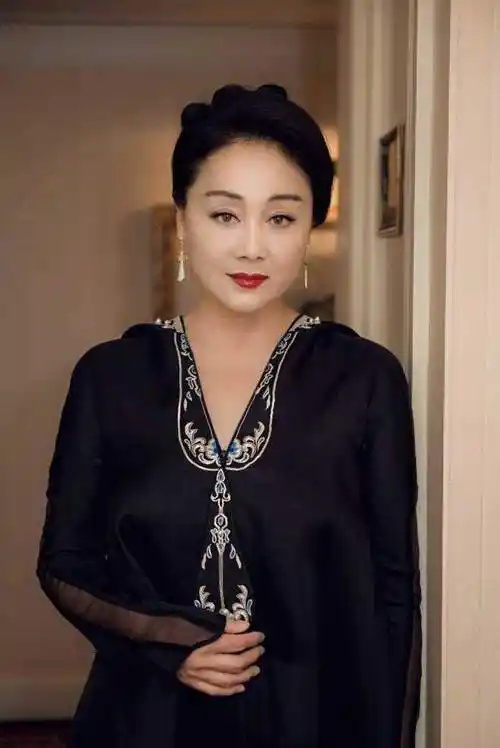 57岁王姬依旧风姿绰约一袭黑色连衣裙端庄优雅盘发造型更大气