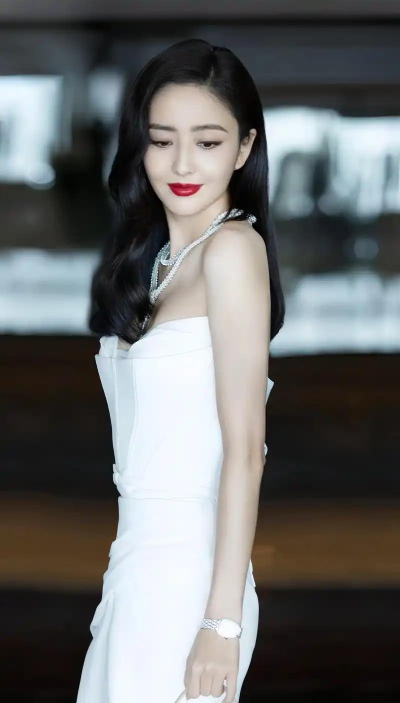 佟丽娅:新疆三美中的颜值代表,她的酒窝笑靥迷人,身材婀娜多姿