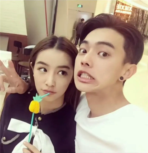 原创许凯与前女友亲密照曝光两人合体开直播当着观众的面秀恩爱