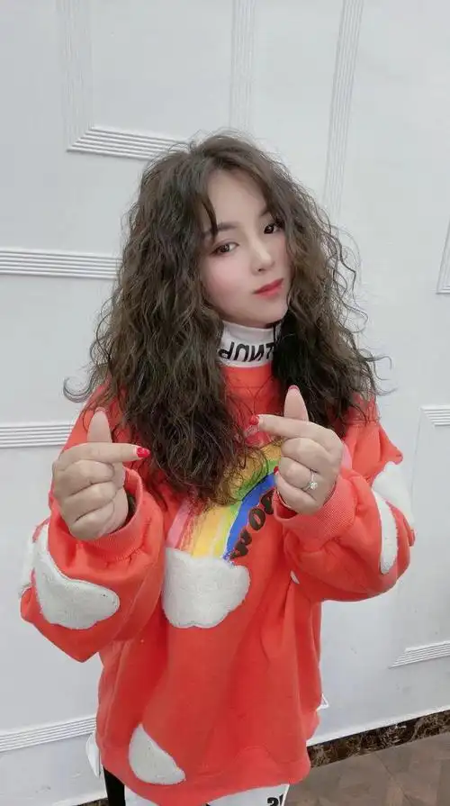 羊毛卷烫是一种广受欢迎的发型,其特点是将头发以不同角度和方向进行