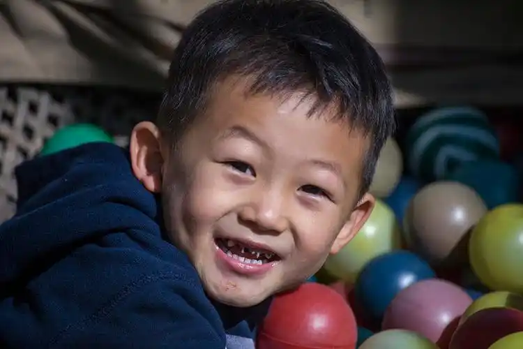 孩子们的笑脸像花一样